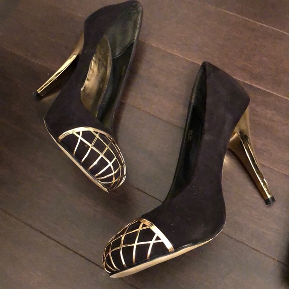 Black and Gold Heel with Cape Toe Details - Picture 1 of 8